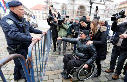 Incident na prosvjedu: Čovjek u kolicima pokušao probiti ogradu, policija ga zaustavila