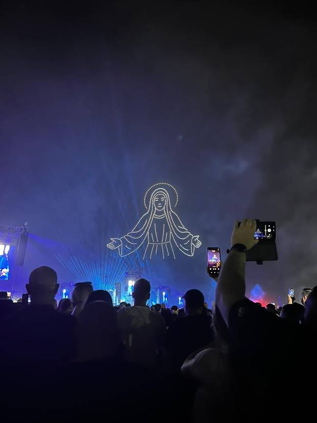 FOTO/VIDEO Spektakl na nebu: Dronovi formirali križ, Gospu...