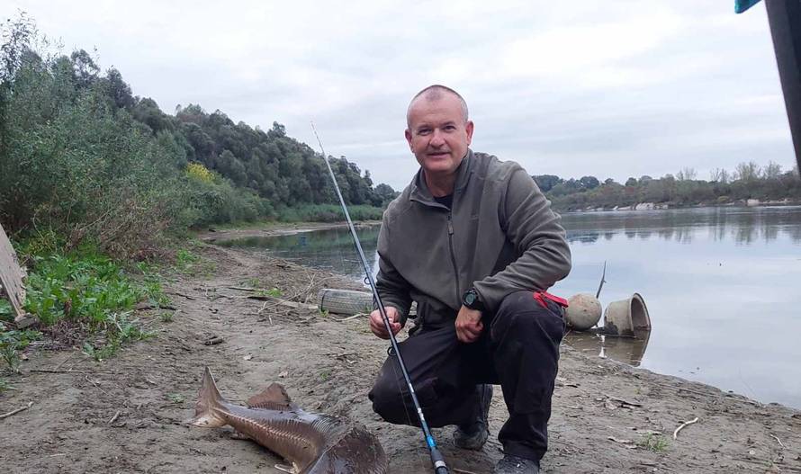 Ribič na Dravi upecao jesetru od 35 kilograma: 'Borili smo se 40 minuta, skakala je po rijeci'