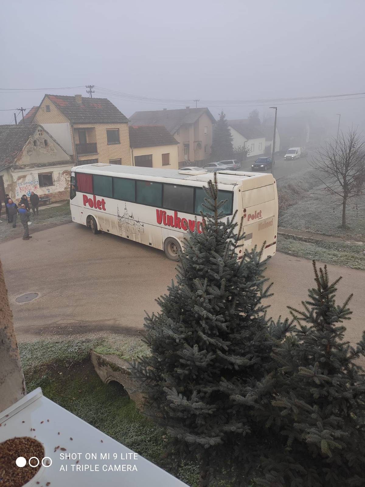 Vozač se busom zabio u kuću: Unutra su bile dvije djevojčice, izvukli ga kasnije s traktorom