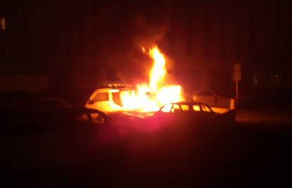 Split: Izgorjelo 5 vozila i manji brod ispred policijske postaje