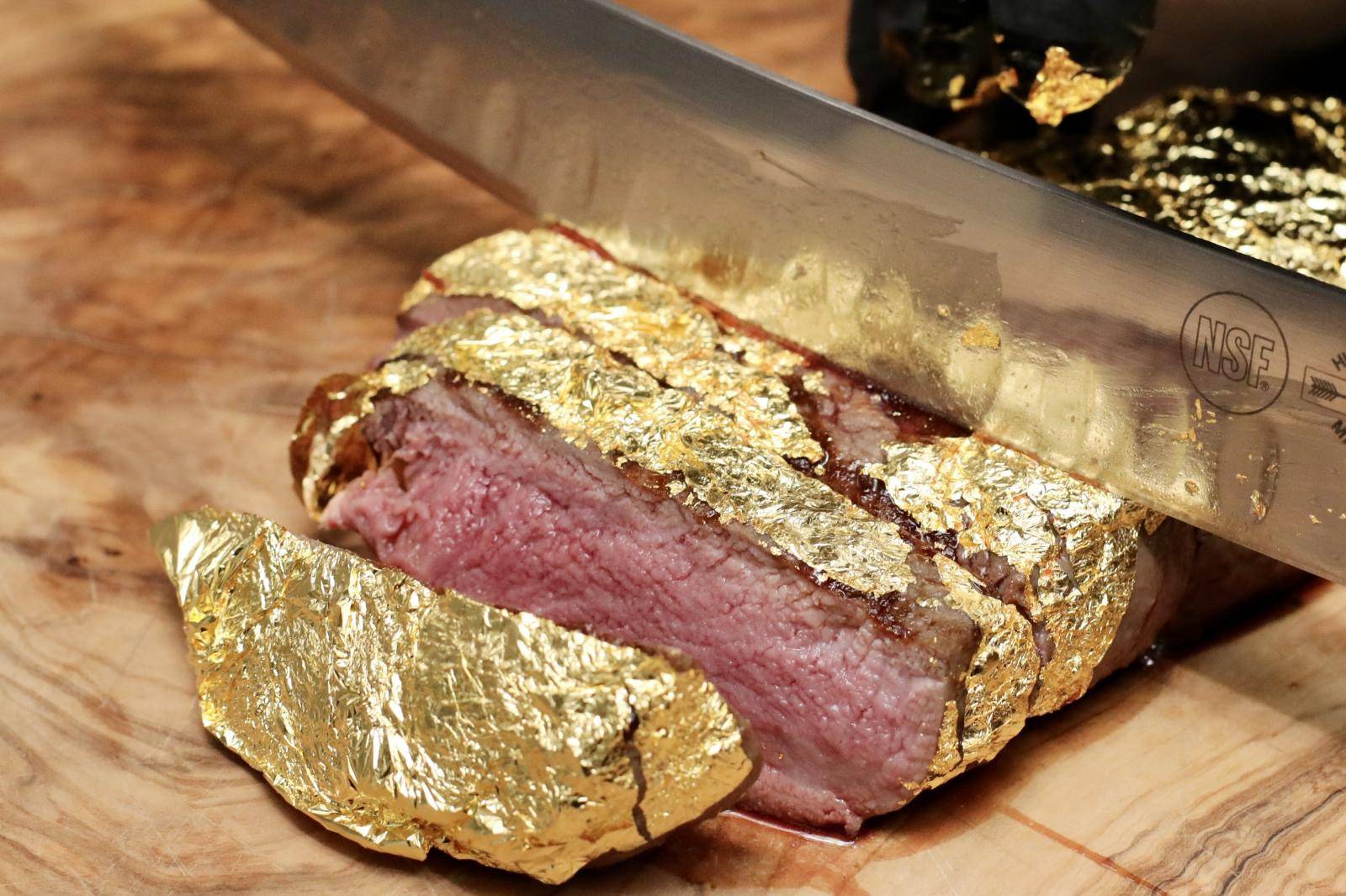 Biftek omotan zlatnim listićima: Dok se sprema porcija od 7500 kuna, ne smijete niti disati...