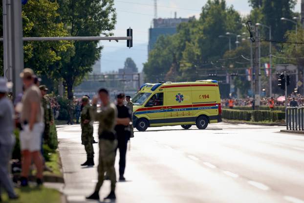 Zagreb: Građani s raznih lokacija prate vojni mimohod