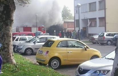 U garaži u Zagrebu usred bijela dana izgorjela  je Opel Vectra