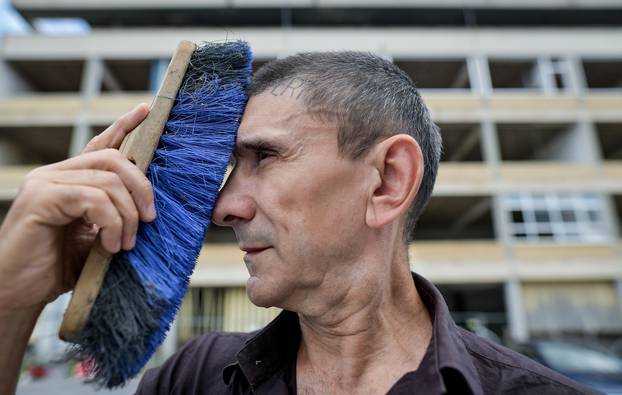 Zagreb: Performer Siniša Labrović