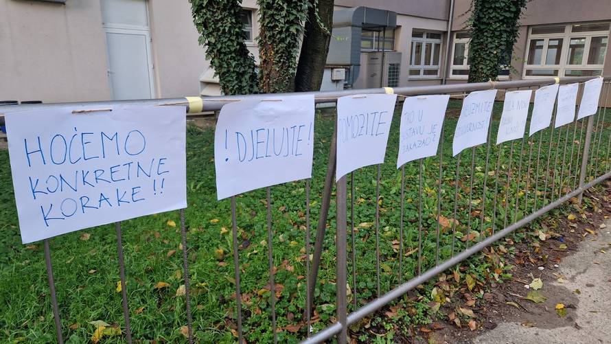 Roditelji skandirali ravnatelju da se vrati, zapjevali i Mišinu pjesmu: 'Na pravom smo putu'