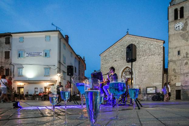 Fažana: Riva pretvorena u galeriju umjetničkih instalacija posvećenih plavetnilu mora