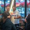 'Vatreni' ostali u hotelu, a dvije ikone podru&zcaron;ile se s navija&ccaron;ima. Do&ccaron;ekala ih i neobi&ccaron;na poruka