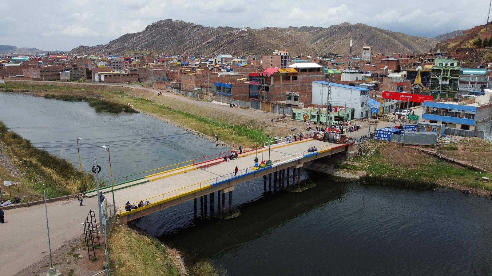 Peruvians block the border with Bolivia to protest the ongoing political crisis