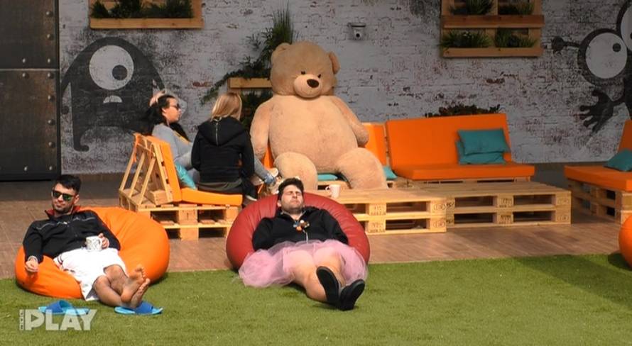 Uzrujao je gledatelje: BB Tomo oblači pelene i baletne suknjice