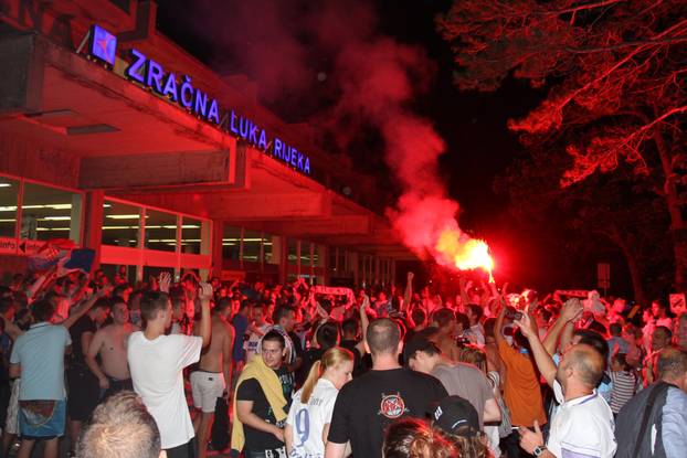 Rijeka: Nakon slijetanja u zra?nu luku igra?i HNK Rijeke proslavili pobjedu na Korzu