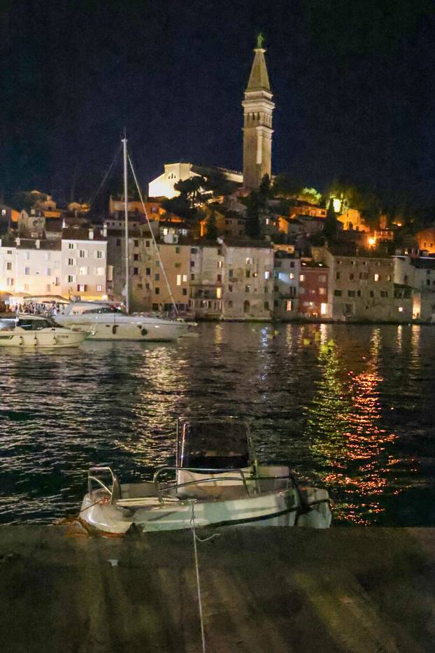 Rovinj: Gliser se zabio u rivu