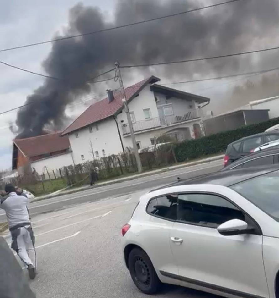 FOTO Strašne scene iz Sesveta: Požar u hali, diže se gusti dim