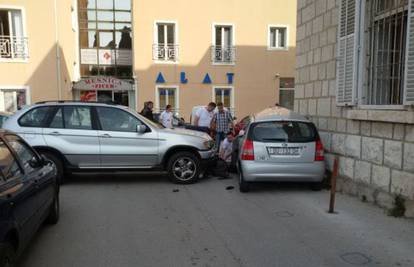 Vozač BMW-a prignječio ženu na parkingu i slomio joj noge