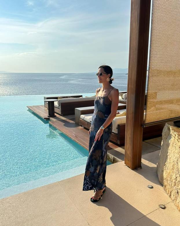 FOTO Ana Ivanović blista nakon razvoda sa Schweinijem. Pljušte komentari na fotke s plaže