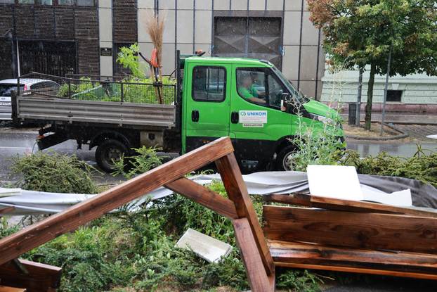 Osijek: Jak vjetar srušio drvenu skelu