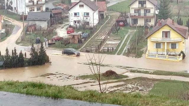 Zbog obilne kiše: Poplavile su ceste, voda je pred kućama
