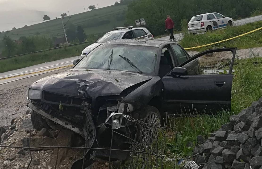 Bježali, smrskali auto, ozlijedili tri policajca i sakrili se u šumu