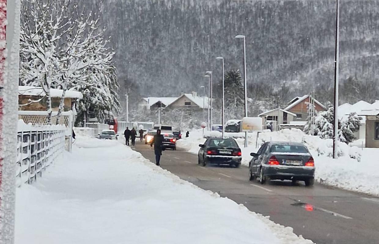 Zbog snijega dio cesta i dalje neprohodan: Obavezna zimska oprema u Gorskom kotaru i Lici
