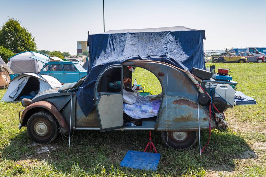 Spačeki okupirali Trg: Ma ovo je naš automobilski Woodstock