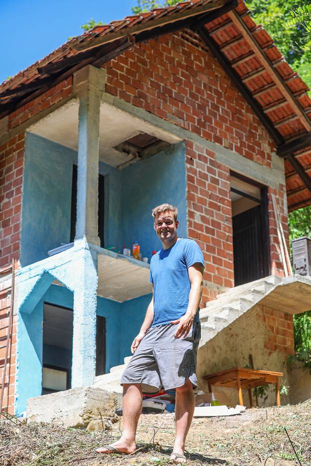 ARHIVA: Američki influenser Justus Reid mora srušiti kuću Zagorju koju je kupio za 5.000 eura i u potpunosti preuredio