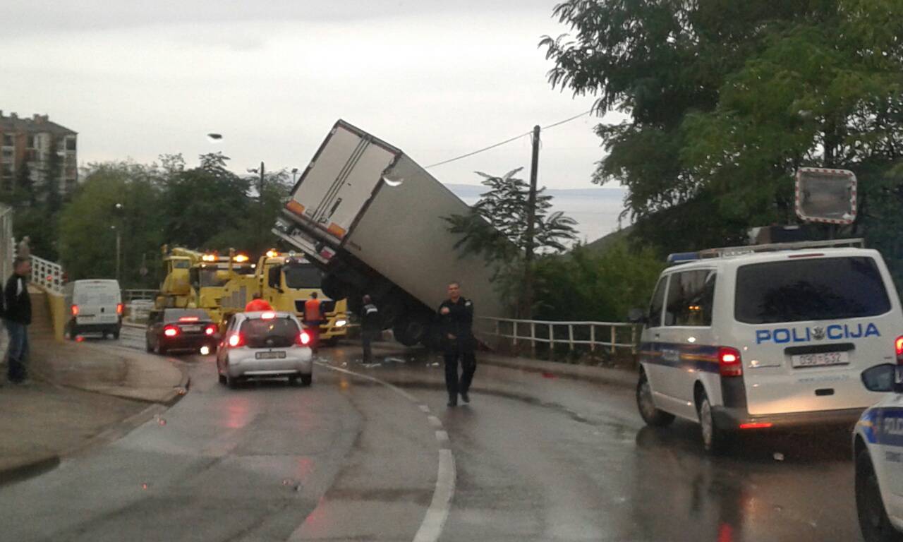 Kamion sletio s ceste i popeo se na ogradu trgovačkog centra