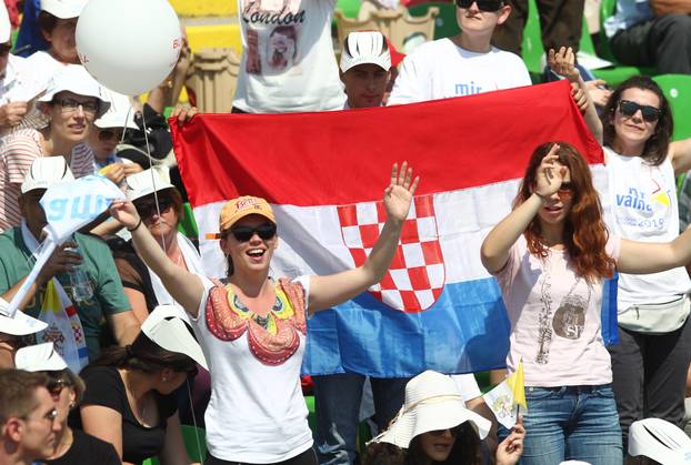 Sarajevo: Nasmijani papa Franjo i Vinko Pulji? dolaze na stadion Koševo