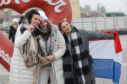 FOTO Šalovi, široki osmijesi i magla: Ljudi iz cijele Hrvatske stigli su u Vukovar na obljetnicu