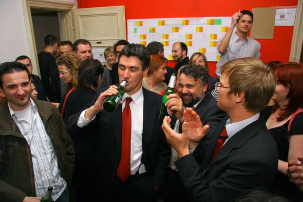 ARHIVA - 02.06.2007. Milanović slavi pobjedu na unutarstranačkim izborima