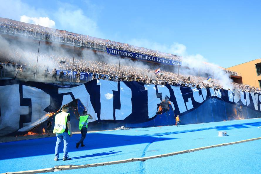 Torcida zapalila veliki transparent Bad Blue Boysima