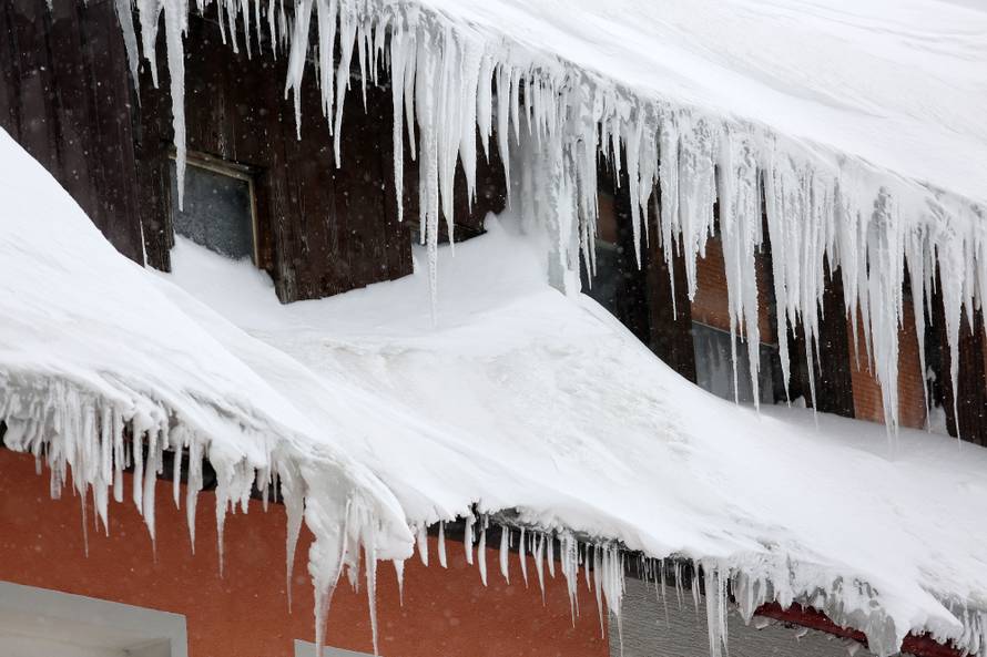 Zameteni u Delnicama: Nanosi snijega do balkona na 1. katu!