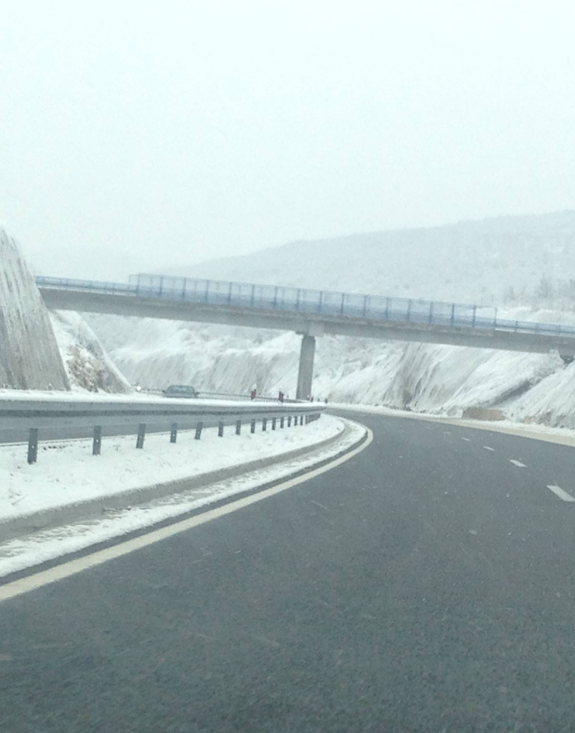 Na A1 sniježi sve do Makarske:  Srušena stabla, zaleđene ceste