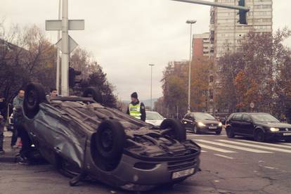 Sudar na Knežiji: Auto završio na krovu, a ozlijeđeni u bolnici