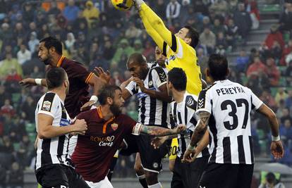 Roma slavila protiv Kelavinog Udinesea, Juve slomio Genou