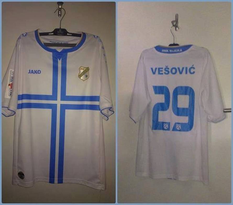 Prodajem svojih 150 dresova da bih mogao pomoći roditeljima