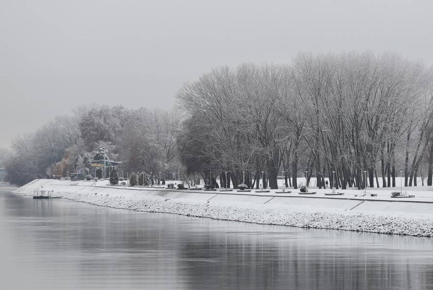 Snježni pokrivač je zabijelio je Osijek