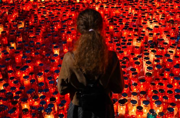 Paljenje svijeća na gradskom groblju Mirogoj