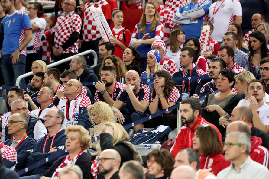 Ona je bila u svom điru: Curo, naši su Kauboji, ne Indijanci...