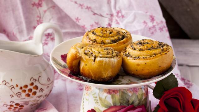buns with poppy seeds