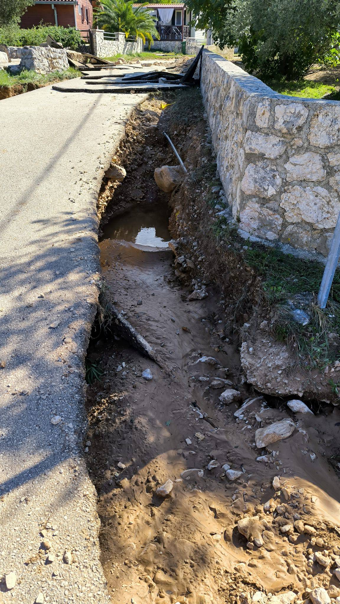 VIDEO Bujica u Mekoj Dragi ostavila katastrofu: 'Susjedu je sve uništeno, ceste su razorene'