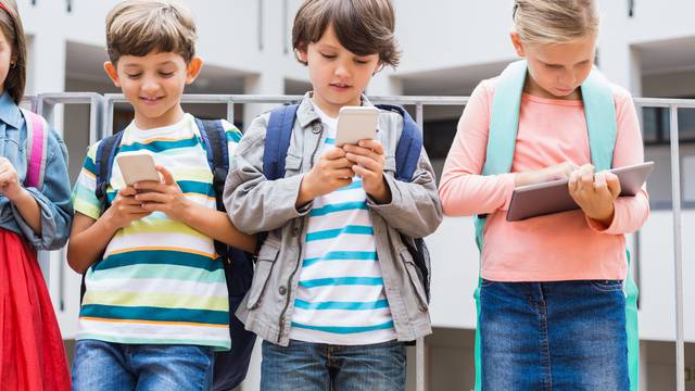 Stručnjaci: Roditelji griješe kad ne prate što djeca rade na netu