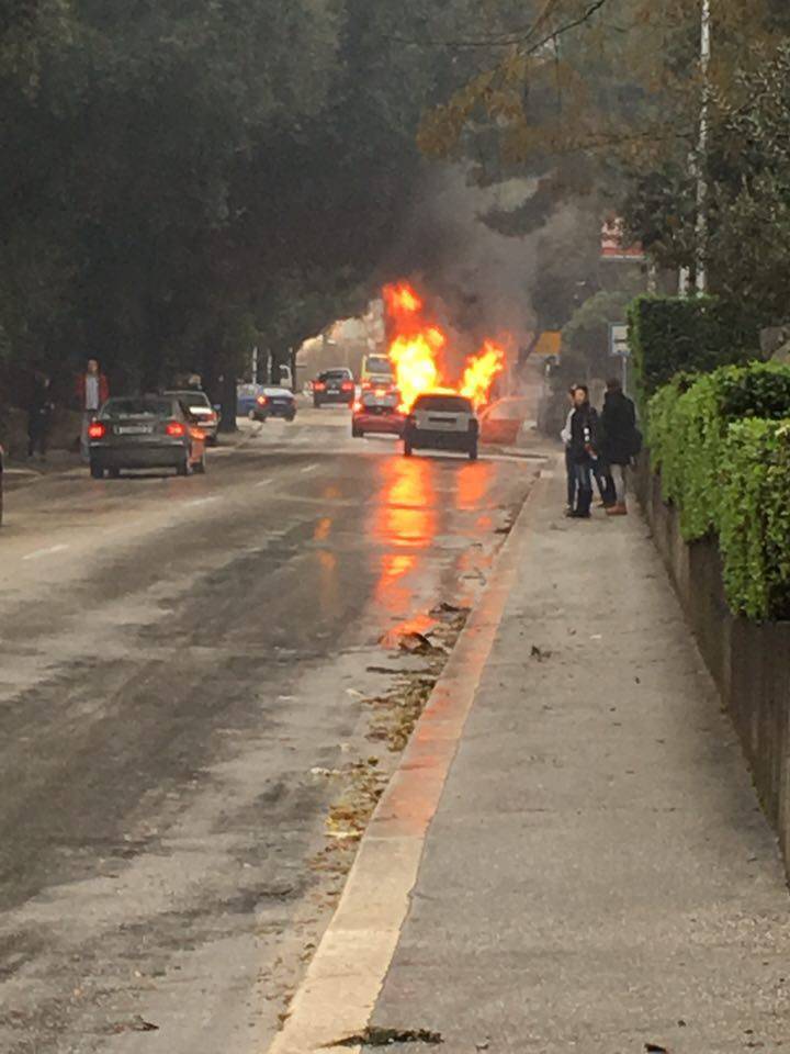 Tijekom vožnje u Splitu planuo je Fiat Tipo, nema ozlijeđenih