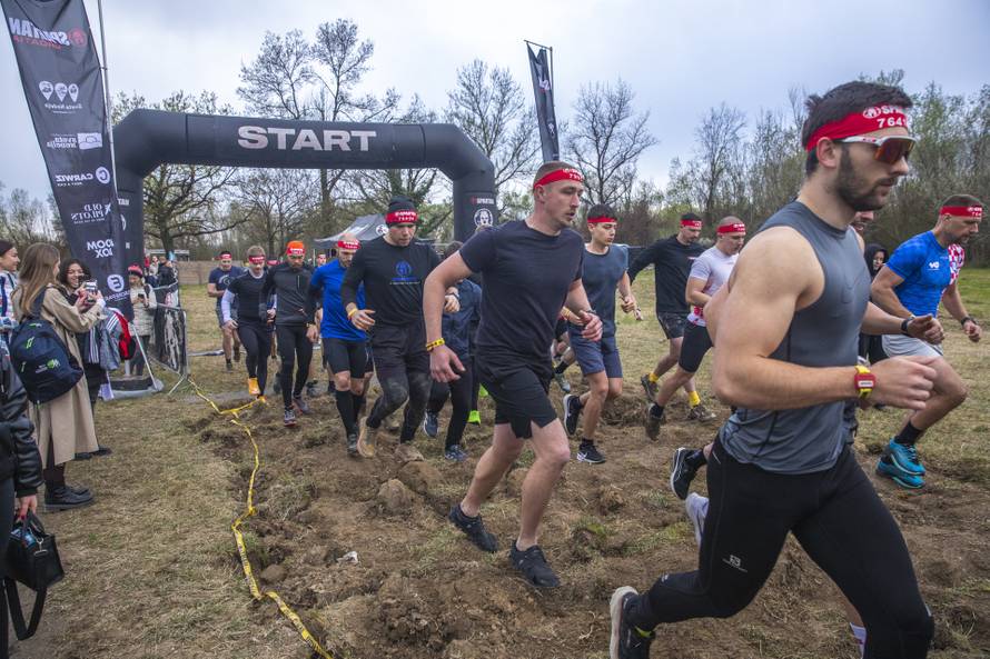 Ne smetaju im blato i kiša! U Sv. Nedelji održane Spartan utrke