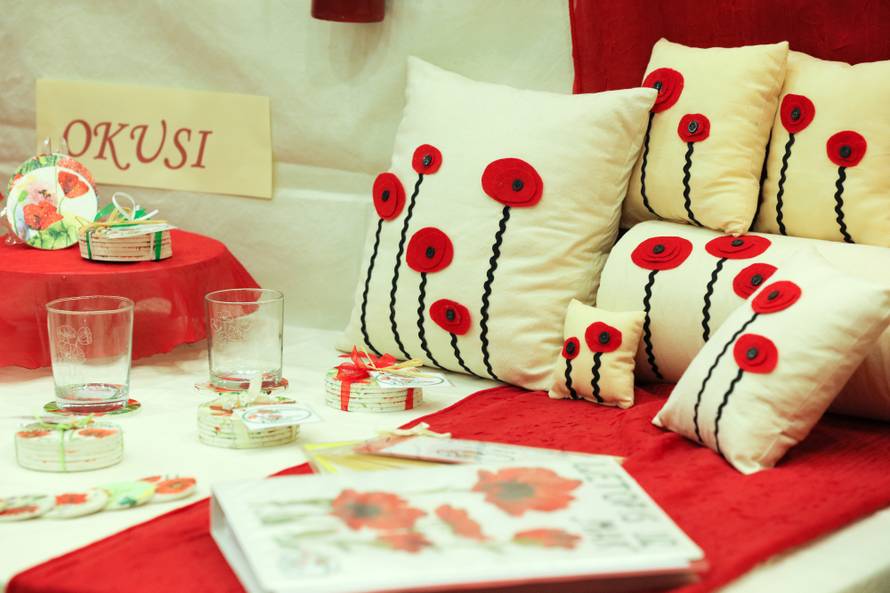 Mali zadrugari izrađuju torbice od komušine i pčelinji melem