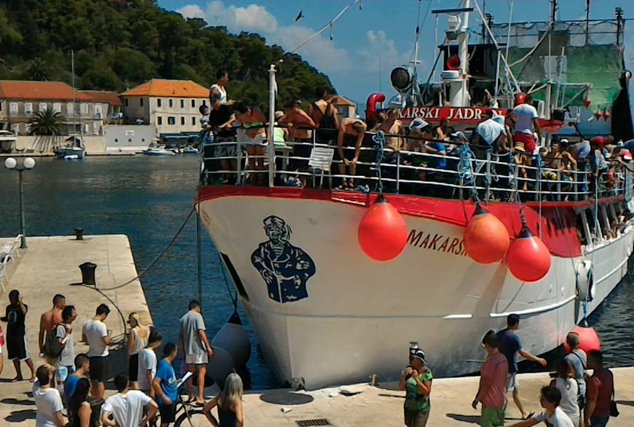 Brod prepun turista zabio se u rivu u Jelsi: 'Ljudi su vrištali'