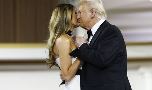 FOTO Prvi ples Donalda Trumpa i Melanije: Zaplesali sentiš na inauguraciji, milo se gledali...