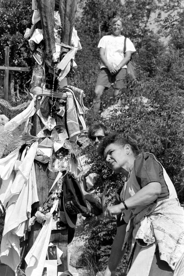 Brojni vjernici na obilježavanju 10. godišnjice ukazanja u Međurgorju, 25.6.1991.