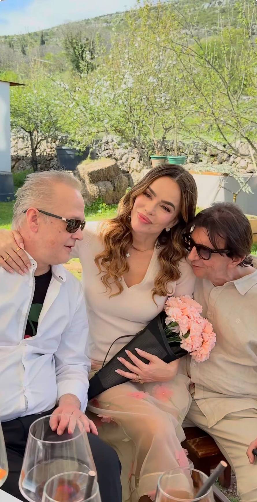 Kada Severina slavi, cijelo selo se okupi: Uz svoj popularni hit mahala je gostima iz traktora...