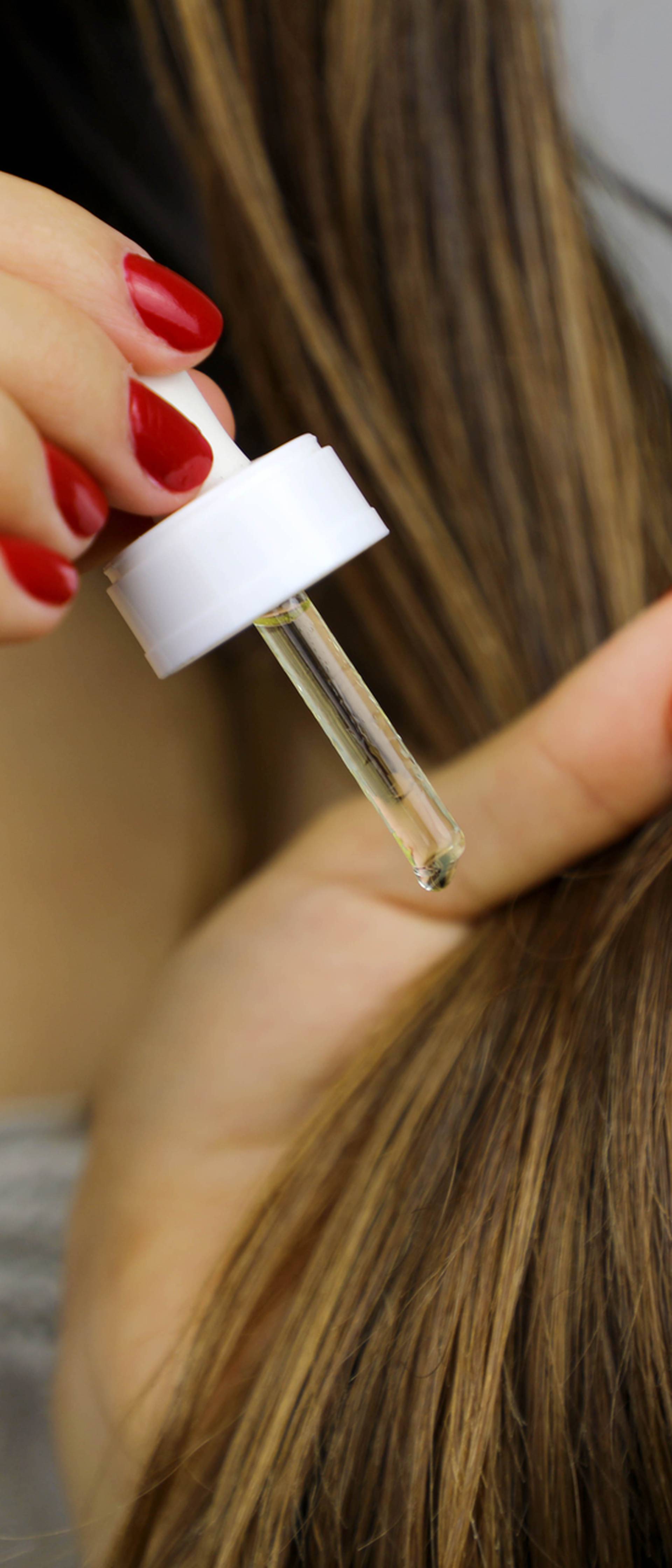 Prirodnim uljima njegujte kosu: Ulje jojobe hidratizira, a ricinus pomaže sa suhim vlasištem