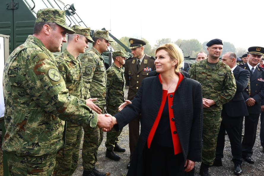 Zagreb: Predsjednica obiÅ¡la vjeÅ¾bu vojnih pasa povodom obljetnice Tigrova